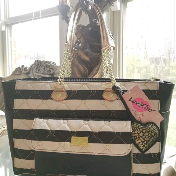Betsey Johnson Handbags - Betsey johnson quilted hearts large tote purse zip